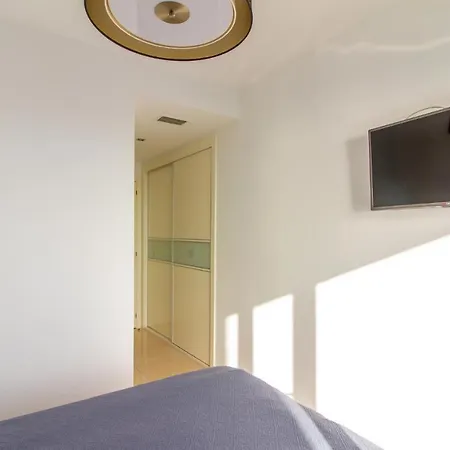 Apartment 2 Bedroom Stunning In *